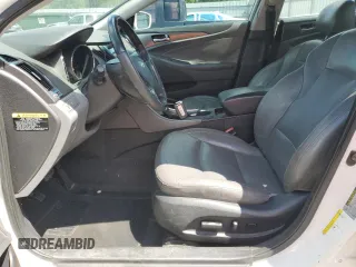 2012 Hyundai Sonata Hybrid z VIN KMHEC4A43CA059186, wystawiony jako Copart lot #55575405 z przebiegiem 217 801 mil mil oraz Szkoda całkowita • Salvage title. Historia ofert i sprzedaży dostępna na DreamBid. Obrazek 7.