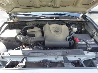 2022 Toyota Tacoma SR z VIN 3TMCZ5AN5NM518961, wystawiony jako IAAI lot #42148345 z przebiegiem 43 009 mil mil oraz . Historia ofert i sprzedaży dostępna na DreamBid. Obrazek 10.