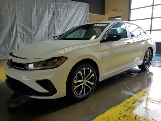 2025 Volkswagen Jetta Sport z VIN 3VWBX7BU4SM029480, wystawiony jako Copart lot #57953555 z przebiegiem 13 651 mil mil oraz Czysty tytuł • Clean title. Historia ofert i sprzedaży dostępna na DreamBid. Obrazek 1.
