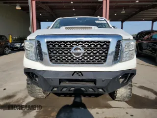 2016 Nissan Titan Platinum Reserve z VIN 1N6BA1F21GN513109, wystawiony jako Copart lot #64840434 z przebiegiem 94 263 mil mil oraz Czysty tytuł • Clean title. Historia ofert i sprzedaży dostępna na DreamBid. Obrazek 5.