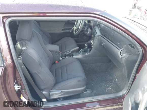 2013 Scion tC z VIN JTKJF5C76D3063593, wystawiony jako IAAI lot #41751475 z przebiegiem 59 520 mil mil oraz . Historia ofert i sprzedaży dostępna na DreamBid. Obrazek 5.
