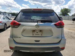 2017 Nissan Rogue SV z VIN KNMAT2MT1HP524868, wystawiony jako Copart lot #55828665 z przebiegiem 189 223 mil mil oraz Szkoda całkowita • Salvage title. Historia ofert i sprzedaży dostępna na DreamBid. Obrazek 6.