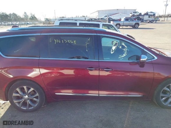 2018 Chrysler Pacifica Limited with VIN 2C4RC1GG4JR260092, listed as a IAAI auction lot 41613868 with 151,453 mi miles. Bid and sale history available at carsss.com. Image 14.
