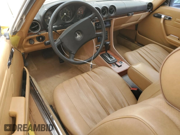 1981 Mercedes-Benz 380 SL z VIN WDBBA45A6BB004011, wystawiony jako Copart lot #51533745 z przebiegiem 94 176 mil mil oraz Tytuł czysty. Historia ofert i sprzedaży dostępna na DreamBid. Obrazek 8.
