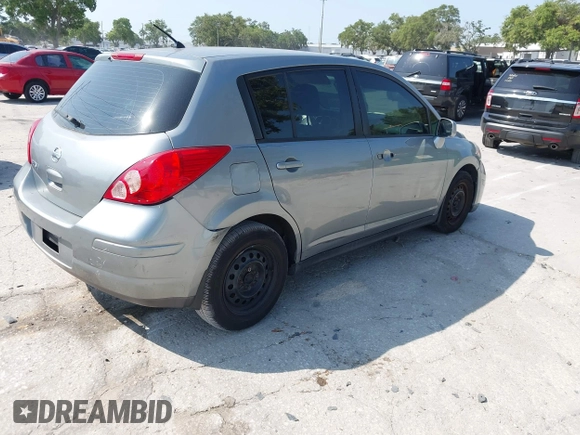 2010 Nissan Versa S z VIN 3N1BC1CP0AL358270, wystawiony jako IAAI lot #42203337 z przebiegiem 157 736 mil mil oraz . Historia ofert i sprzedaży dostępna na DreamBid. Obrazek 4.