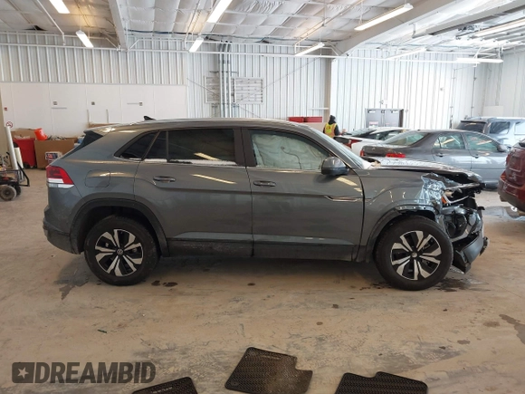 2024 Volkswagen Atlas SE z VIN 1V2LE2CA2RC223746, wystawiony jako IAAI lot #41609344 z przebiegiem 14 633 mil mil oraz . Historia ofert i sprzedaży dostępna na DreamBid. Obrazek 14.