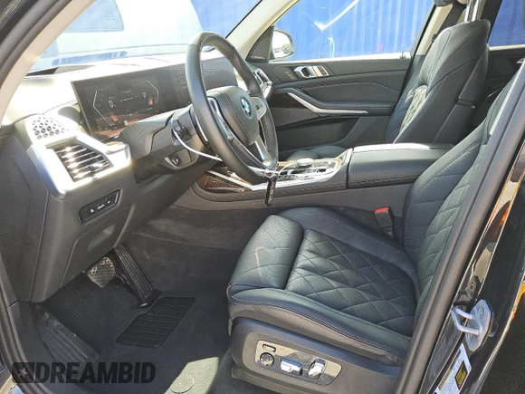 2024 BMW X7 xDrive40i z VIN 5UX23EM09R9V90469, wystawiony jako Copart lot #56997145 z przebiegiem 29 827 mil mil oraz Czysty tytuł • Clean title. Historia ofert i sprzedaży dostępna na DreamBid. Obrazek 7.