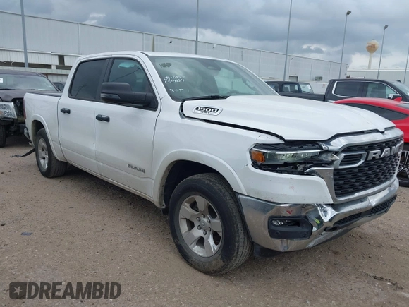 2025 Ram 1500 Big Horn z VIN 1C6SRFFPXSN581512, wystawiony jako IAAI lot #42158063 z przebiegiem 35 469 mil mil oraz . Historia ofert i sprzedaży dostępna na DreamBid. Obrazek 1.