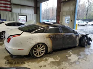 2016 Jaguar XJ R-Sport z VIN SAJWJ1CD8G8W02055, wystawiony jako Copart lot #52135285 z przebiegiem Nie podano mil oraz Nie do naprawy • Non repairable. Historia ofert i sprzedaży dostępna na DreamBid. Obrazek 3.