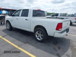 2018 Ram 1500 Express z VIN 3C6RR6KG5JG194863, wystawiony jako IAAI lot #42133048 z przebiegiem 151 614 mil mil oraz . Historia ofert i sprzedaży dostępna na DreamBid. Obrazek 3.