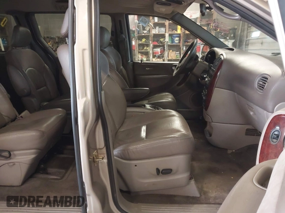 2003 Chrysler Town & Country Limited with VIN 2C8GP64L23R252570, listed as a IAAI auction lot 41940529 with 105,780 mi miles. Bid and sale history available at carsss.com. Image 5.