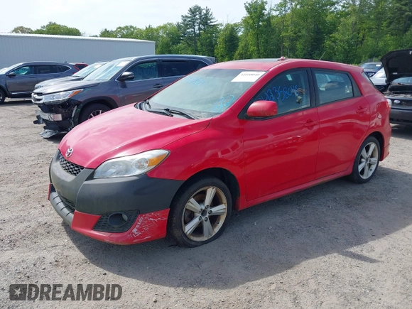 2009 Toyota Matrix S z VIN 2T1LE40EX9C009227, wystawiony jako IAAI lot #42358040 z przebiegiem 182 753 mil mil oraz . Historia ofert i sprzedaży dostępna na DreamBid. Obrazek 2.