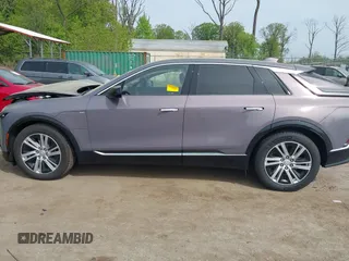 2024 Cadillac LYRIQ z VIN 1GYKPMRLXRZ141816, wystawiony jako IAAI lot #42113732 z przebiegiem 7 704 mil mil oraz . Historia ofert i sprzedaży dostępna na DreamBid. Obrazek 14.