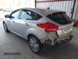 2017 Ford Focus Titanium z VIN 1FADP3N2XHL288103, wystawiony jako IAAI lot #42573844 z przebiegiem 128 952 mil mil oraz . Historia ofert i sprzedaży dostępna na DreamBid. Obrazek 3.