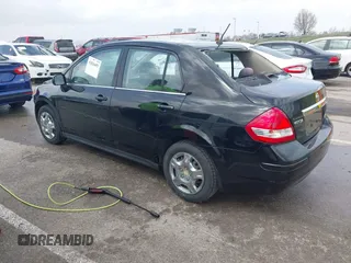 2008 Nissan Versa S z VIN 3N1BC11EX8L446772, wystawiony jako IAAI lot #41824455 z przebiegiem 145 793 mil mil oraz . Historia ofert i sprzedaży dostępna na DreamBid. Obrazek 3.
