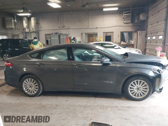 2015 Ford Fusion S Hybrid with VIN 3FA6P0UU8FR178675, listed as a IAAI auction lot 42104712 with 129,998 mi miles. Bid and sale history available at carsss.com. Image 13.