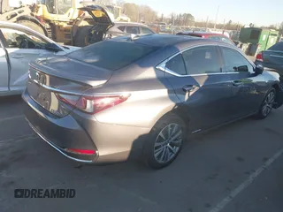 2021 Lexus ES 300h z VIN 58ADA1C1XMU001121, wystawiony jako IAAI lot #41815984 z przebiegiem 66 590 mil mil oraz . Historia ofert i sprzedaży dostępna na DreamBid. Obrazek 4.