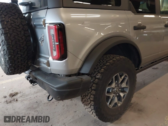 2024 Ford Bronco Badlands z VIN 1FMEE9BP6RLA08116, wystawiony jako IAAI lot #41837206 z przebiegiem 7807 mil mil oraz . Historia ofert i sprzedaży dostępna na DreamBid. Obrazek 21.