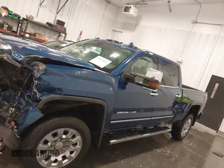 2015 GMC Sierra 2500HD Denali z VIN 1GT120E86FF655301, wystawiony jako IAAI lot #41965001 z przebiegiem 74 136 mil mil oraz . Historia ofert i sprzedaży dostępna na DreamBid. Obrazek 15.