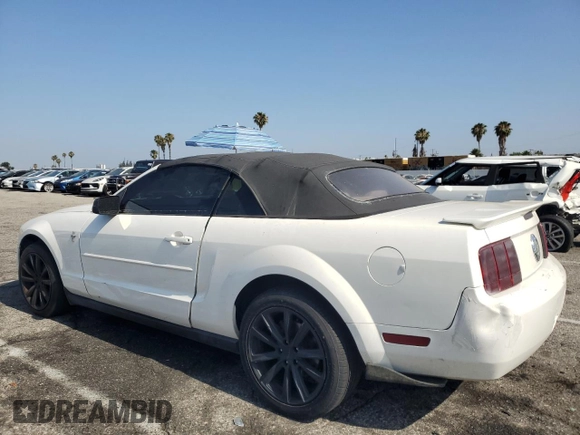 2007 Ford Mustang Deluxe z VIN 1ZVFT84NX75272930, wystawiony jako Copart lot #61072165 z przebiegiem 137 513 mil mil oraz Szkoda całkowita • Salvage title. Historia ofert i sprzedaży dostępna na DreamBid. Obrazek 2.
