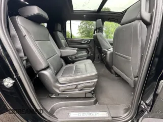 2023 Chevrolet Suburban LT z VIN 1GNSCCKD1PR309197, wystawiony jako Copart lot #62896615 z przebiegiem 184 279 mil mil oraz Czysty tytuł • Clean title. Historia ofert i sprzedaży dostępna na DreamBid. Obrazek 6.