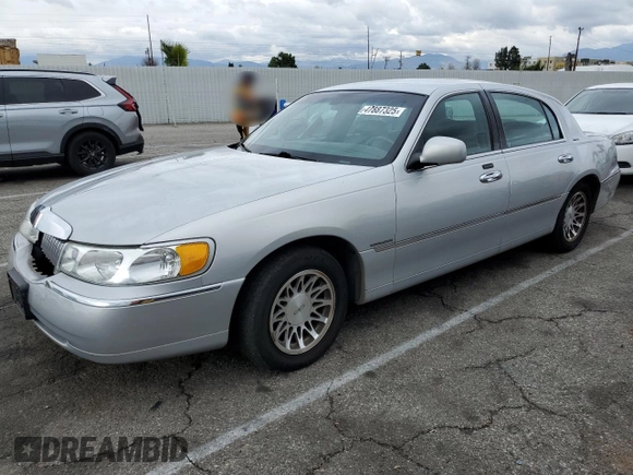 2002 Lincoln Town Car Signature z VIN 1LNHM82W52Y661319, wystawiony jako Copart lot #47887325 z przebiegiem 88 713 mil mil oraz Szkoda całkowita • Salvage title. Historia ofert i sprzedaży dostępna na DreamBid. Obrazek 1.