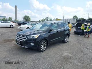2018 Ford Escape Titanium z VIN 1FMCU9J9XJUB66275, wystawiony jako IAAI lot #42757952 z przebiegiem 97 629 mil mil oraz . Historia ofert i sprzedaży dostępna na DreamBid. Obrazek 2.