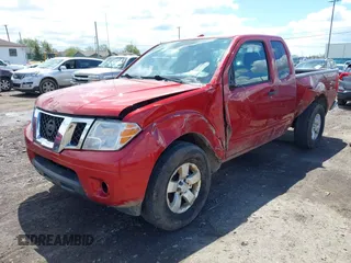 2013 Nissan Frontier SV z VIN 1N6AD0CW6DN726685, wystawiony jako IAAI lot #42224267 z przebiegiem 120 914 mil mil oraz . Historia ofert i sprzedaży dostępna na DreamBid. Obrazek 2.