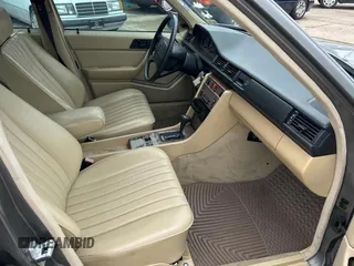 1989 Mercedes-Benz 300 E z VIN WDBEA30D2KB022367, wystawiony jako Copart lot #60087495 z przebiegiem 76 930 mil mil oraz Szkoda całkowita • Salvage title. Historia ofert i sprzedaży dostępna na DreamBid. Obrazek 5.