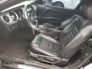 2013 Ford Mustang GT z VIN 1ZVBP8CF0D5206704, wystawiony jako Copart lot #82353494 z przebiegiem 118 303 mil mil oraz Szkody całkowita. Historia ofert i sprzedaży dostępna na DreamBid. Obrazek 7.