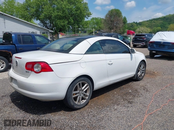 2008 Volkswagen Eos Lux z VIN WVWFA71F88V018635, wystawiony jako IAAI lot #42220306 z przebiegiem 155 448 mil mil oraz . Historia ofert i sprzedaży dostępna na DreamBid. Obrazek 4.