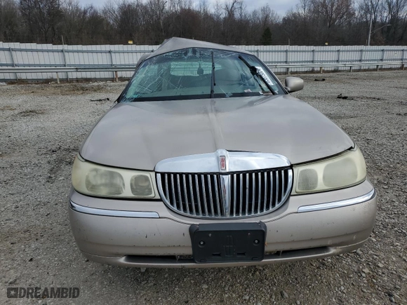 2001 Lincoln Town Car Executive with VIN 1LNHM81W91Y724017, listed as a Copart auction lot 85879004 with 178,052 mi miles and Clean Title. Bid and sale history available at carsss.com. Image 5.