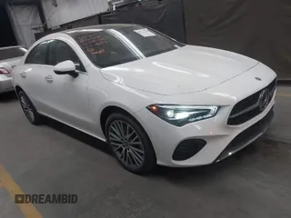 2025 Mercedes-Benz CLA 250 z VIN W1K5J4GB4SN481027, wystawiony jako IAAI lot #40772342 z przebiegiem 533 mil mil oraz . Historia ofert i sprzedaży dostępna na DreamBid. Obrazek 1.