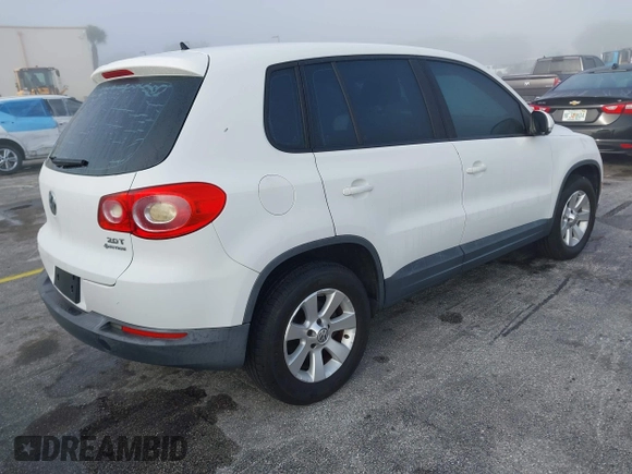 2010 Volkswagen Tiguan SEL with VIN WVGBV7AX6AW521541, listed as a IAAI auction lot 41936952 with 124,499 mi miles and . Bid and sale history available at DreamBid. Image 4.