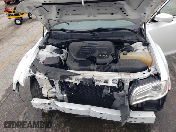 2014 Chrysler 300 z VIN 2C3CCAAG7EH148451, wystawiony jako Copart lot #54672815 z przebiegiem 154 241 mil mil oraz Szkoda całkowita • Salvage title. Historia ofert i sprzedaży dostępna na DreamBid. Obrazek 11.