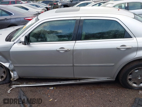 2006 Chrysler 300 Touring with VIN 2C3KA53G66H532518, listed as a IAAI auction lot 41356230 with 203,605 mi miles. Bid and sale history available at carsss.com. Image 13.