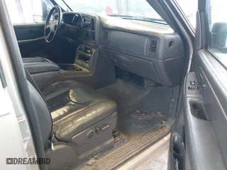2006 Chevrolet Silverado 2500HD LT1 with VIN 1GCHK23U16F261716, listed as a IAAI auction lot 41892408 with 273,228 mi miles. Bid and sale history available at carsss.com. Image 5.