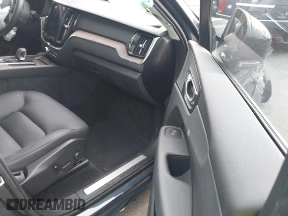 2022 Volvo XC60 Momentum z VIN YV4L12RK0N1059848, wystawiony jako IAAI lot #41714245 z przebiegiem 31 404 mil mil oraz . Historia ofert i sprzedaży dostępna na DreamBid. Obrazek 5.