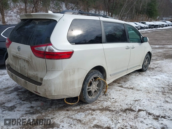 2018 Toyota Sienna XLE with VIN 5TDDZ3DC2JS191352, listed as a IAAI auction lot 41458248 with 143,664 mi miles. Bid and sale history available at carsss.com. Image 4.