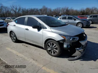 2024 Nissan Versa S z VIN 3N1CN8DV8RL847581, wystawiony jako Copart lot #47555985 z przebiegiem 26 000 mil mil oraz Szkody całkowita. Historia ofert i sprzedaży dostępna na DreamBid. Obrazek 4.