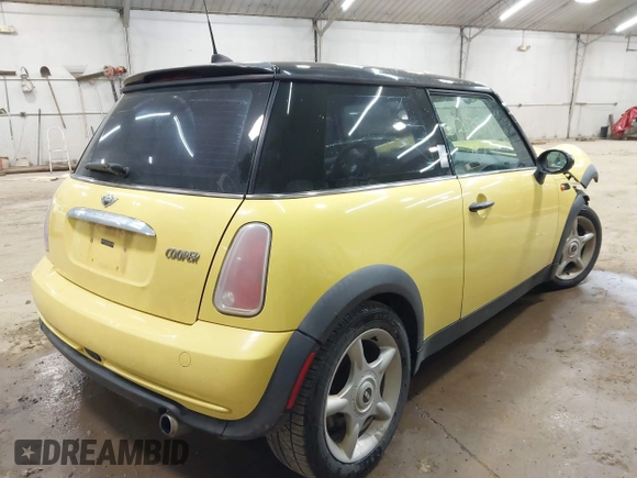2005 MINI Hardtop with VIN WMWRC33595TJ70125, listed as a IAAI auction lot 42039711 with 178,091 mi miles and . Bid and sale history available at DreamBid. Image 4.