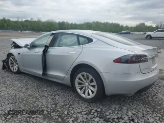 2017 Tesla Model S 60 z VIN 5YJSA1E16HF180191, wystawiony jako Copart lot #55901805 z przebiegiem Nie podano mil oraz Szkoda całkowita • Salvage title. Historia ofert i sprzedaży dostępna na DreamBid. Obrazek 2.