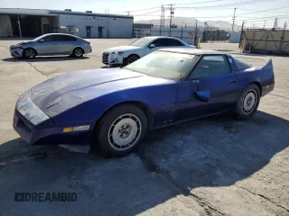 1984 Chevrolet Corvette z VIN 1G1AY0780E5150542, wystawiony jako Copart lot #61648075 z przebiegiem 127 068 mil mil oraz Czysty tytuł • Clean title. Historia ofert i sprzedaży dostępna na DreamBid. Obrazek 1.