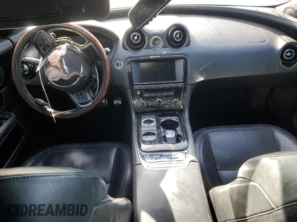 2015 Jaguar XJ z VIN SAJWA1CZ5F8V90554, wystawiony jako Copart lot #83623994 z przebiegiem 104 440 mil mil oraz Szkoda całkowita • Salvage title. Historia ofert i sprzedaży dostępna na DreamBid. Obrazek 8.
