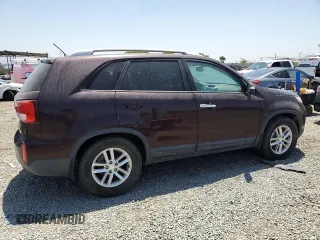 2014 Kia Sorento LX z VIN 5XYKT4A63EG434490, wystawiony jako Copart lot #57361795 z przebiegiem 146 278 mil mil oraz Czysty tytuł • Clean title. Historia ofert i sprzedaży dostępna na DreamBid. Obrazek 3.