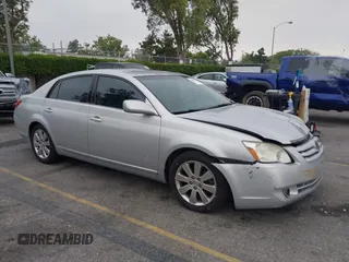 2005 Toyota Avalon XL z VIN 4T1BK36B95U008221, wystawiony jako IAAI lot #42368299 z przebiegiem 133 478 mil mil oraz . Historia ofert i sprzedaży dostępna na DreamBid. Obrazek 1.