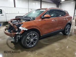 2020 Buick Encore GX Essence z VIN KL4MMGSL8LB126132, wystawiony jako Copart lot #45114705 z przebiegiem 19 680 mil mil oraz Szkoda całkowita • Salvage title. Historia ofert i sprzedaży dostępna na DreamBid. Obrazek 1.