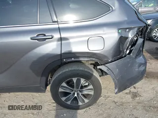 2022 Toyota Highlander XLE with VIN 5TDHZRBH6NS561484, listed as a IAAI auction lot 41938305 with 32,450 mi miles and . Bid and sale history available at DreamBid. Image 6.