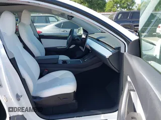 2022 Tesla Model Y Long Range z VIN 7SAYGDEE2NF420882, wystawiony jako IAAI lot #42023642 z przebiegiem 19 783 mil mil oraz . Historia ofert i sprzedaży dostępna na DreamBid. Obrazek 5.