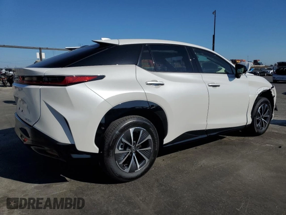 2024 Lexus RZ 300e Premium z VIN JTJABABB5RA005041, wystawiony jako Copart lot #72653024 z przebiegiem 3385 mil mil oraz Szkody całkowita. Historia ofert i sprzedaży dostępna na DreamBid. Obrazek 3.